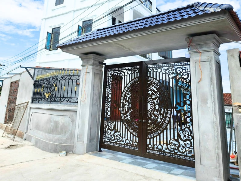 lắp đặt mẫu cổng sắt giúp tăng tính thẩm mỹ cho công trình